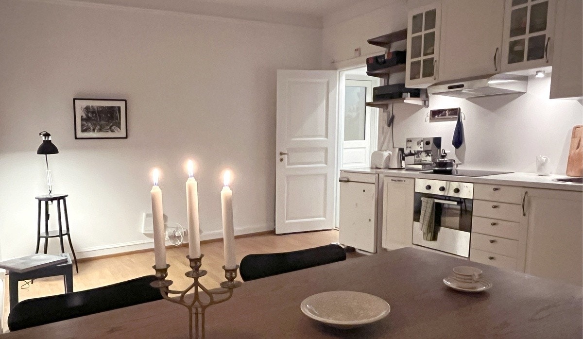 Stuebord, kjøkken og dør ut mot gangen. Galleribilde