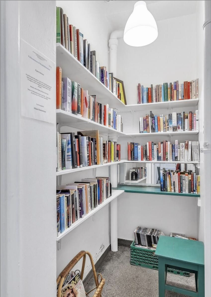 Felles bibliotek i vestibylen. Galleribilde