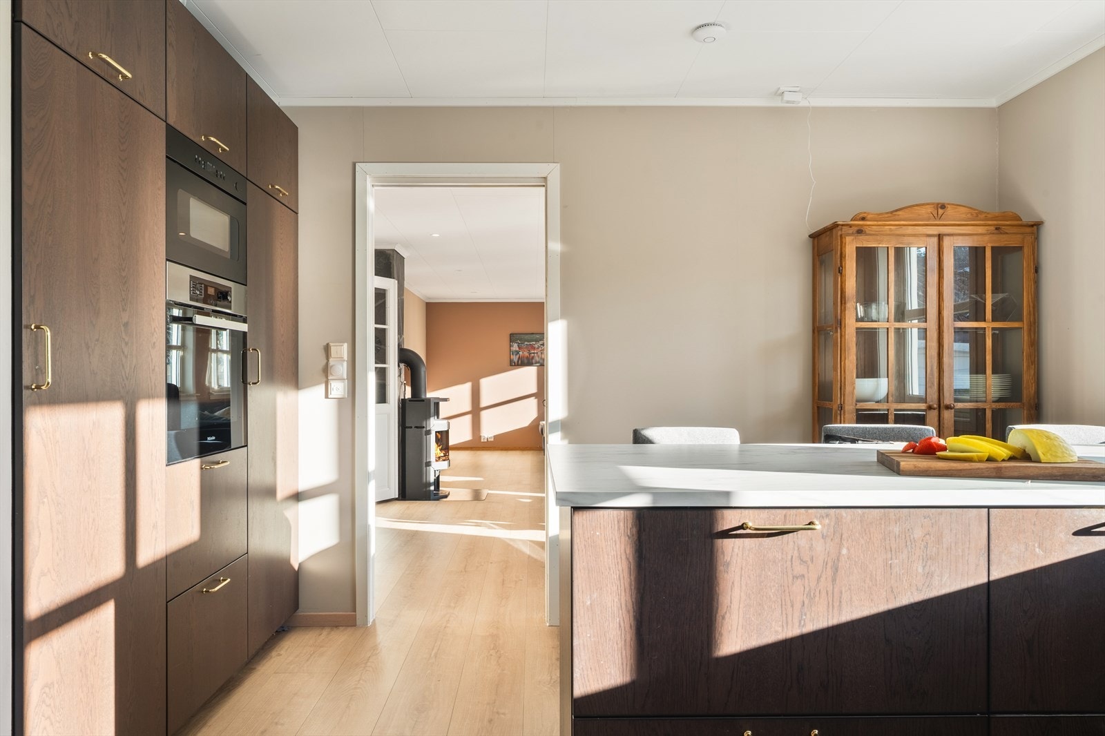 Med kjøkkenets bar-løsning, kan man enkelt ta morgenkaffen - en bra start på dagen. Galleribilde