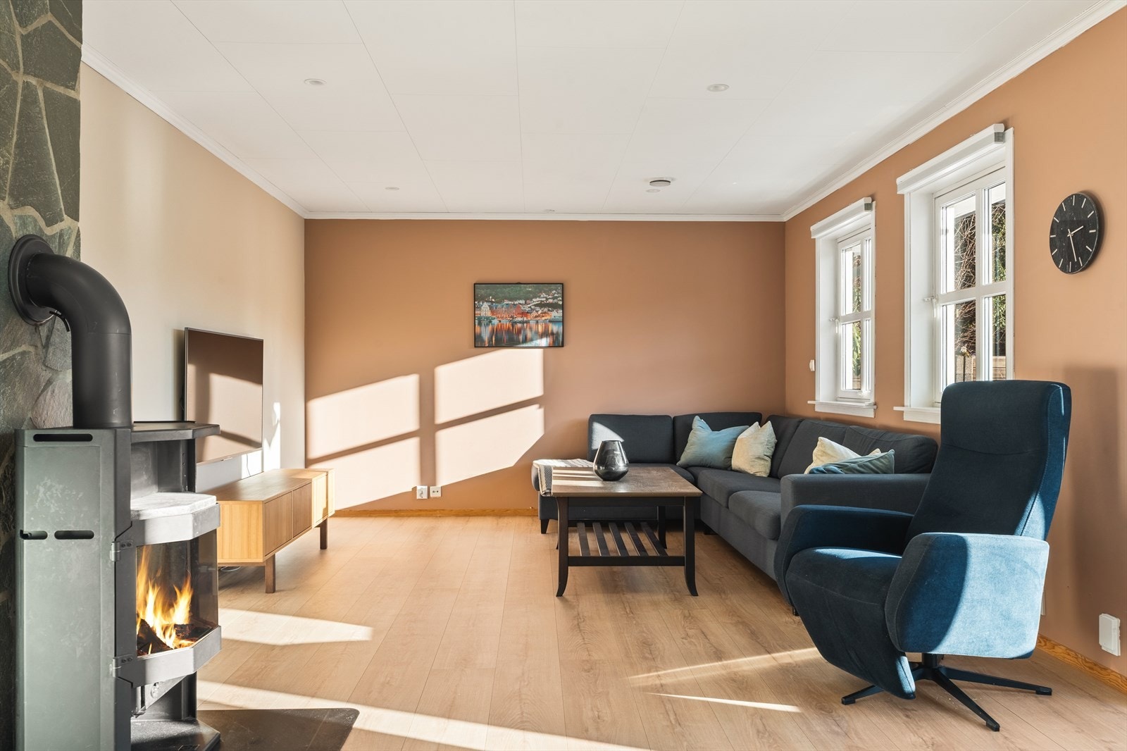 Stuen har nye og slitesterke laminatgulv fra 2023, og er malt i tidsriktige farger. Galleribilde