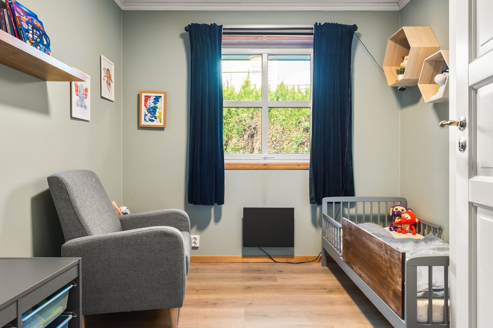 Boligen har totalt 3 soverom med gode muligheter for barne- og gjesterom eller eget hjemmekontor. Galleribilde