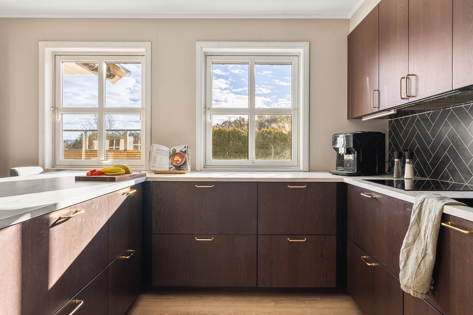 Her er det innredet med lekkert folierte skrog, slette fronter og laminert benkeplate med underlimt vask. Galleribilde