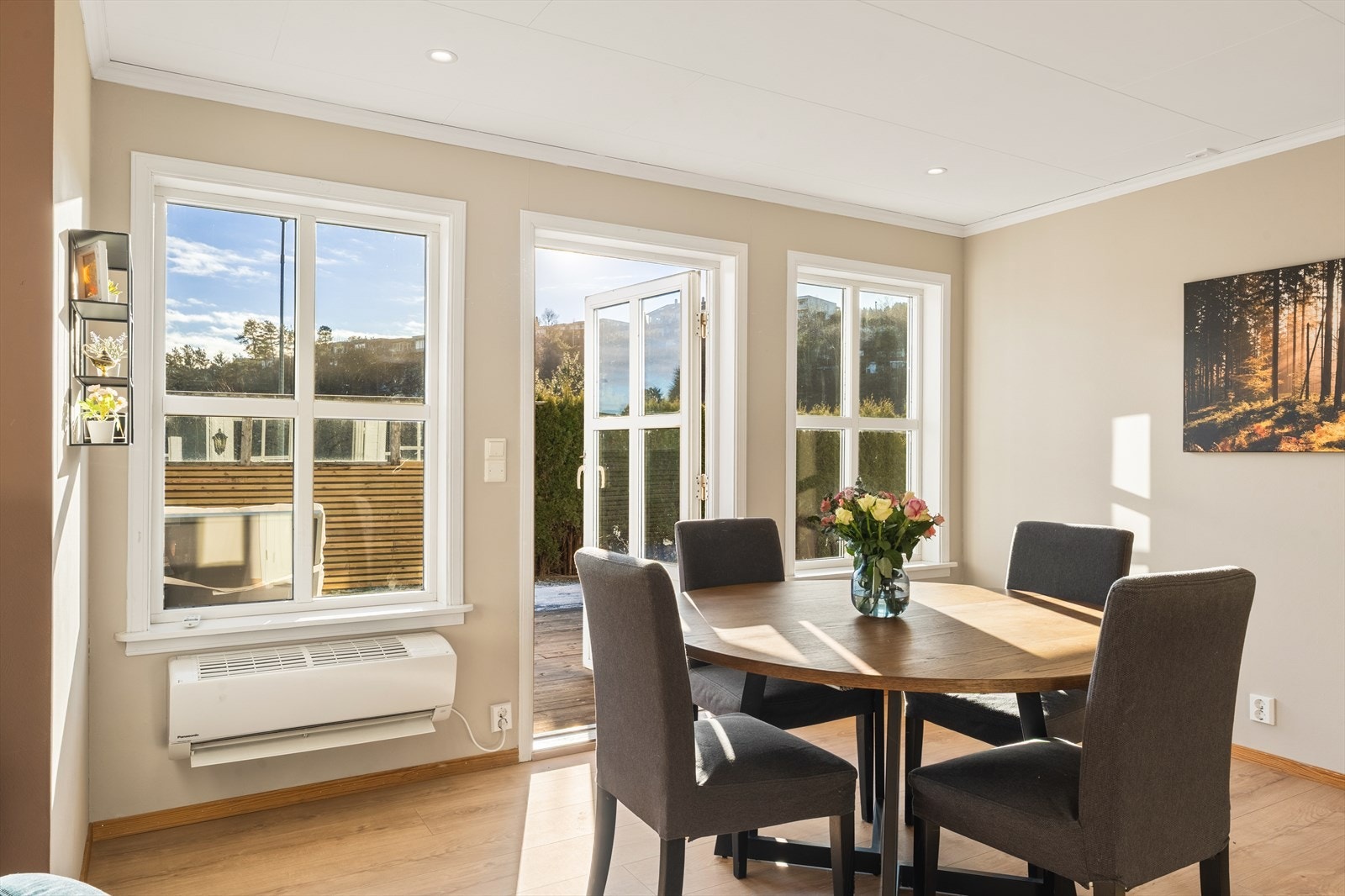 Fra stuen er det direkte tilkomst til boligens terrasse og uteområder. Galleribilde