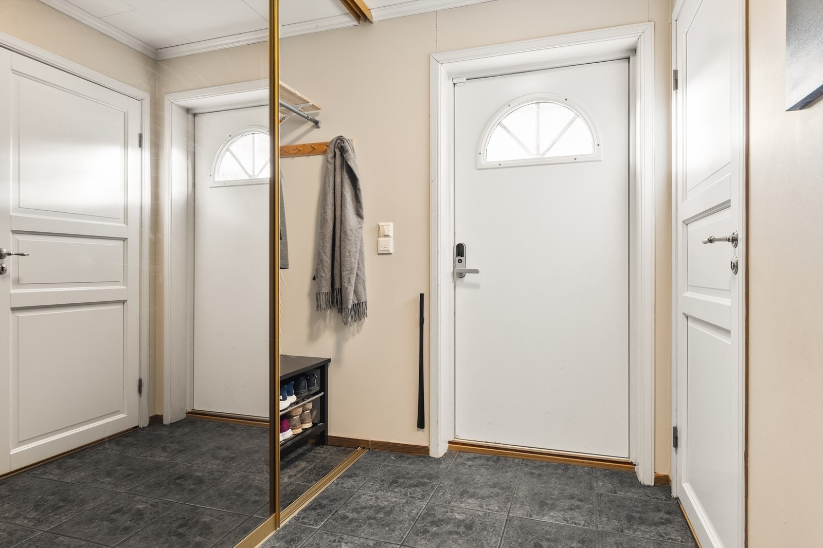 Entréen er flislagt og har eget garderobeskap med god plass til sko- og yttertøy. Galleribilde