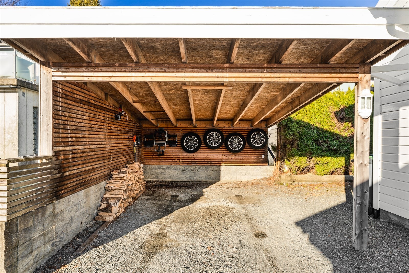 Parker bilen under tak i egen carport m/ elbil-lader. Galleribilde