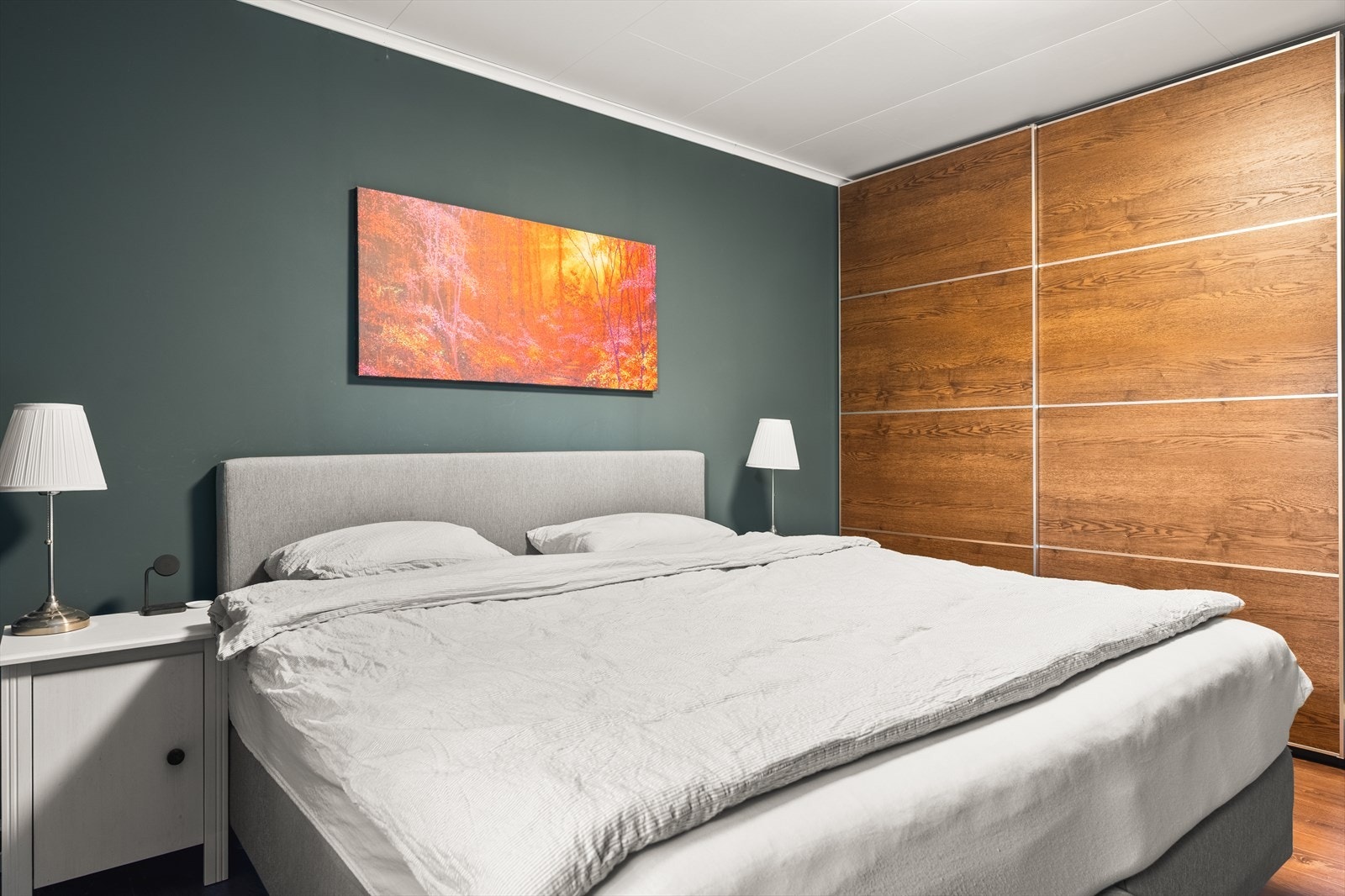 Det er installert et praktisk garderobeskap for ytterlig oppbevaringsplass. Galleribilde