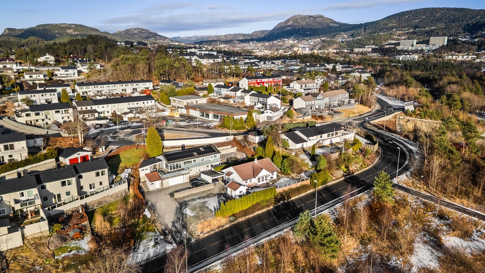Boligen har en sentral beliggenhet i barnevennlig område og hyggelig nabolag i Fyllingsdalen. Galleribilde