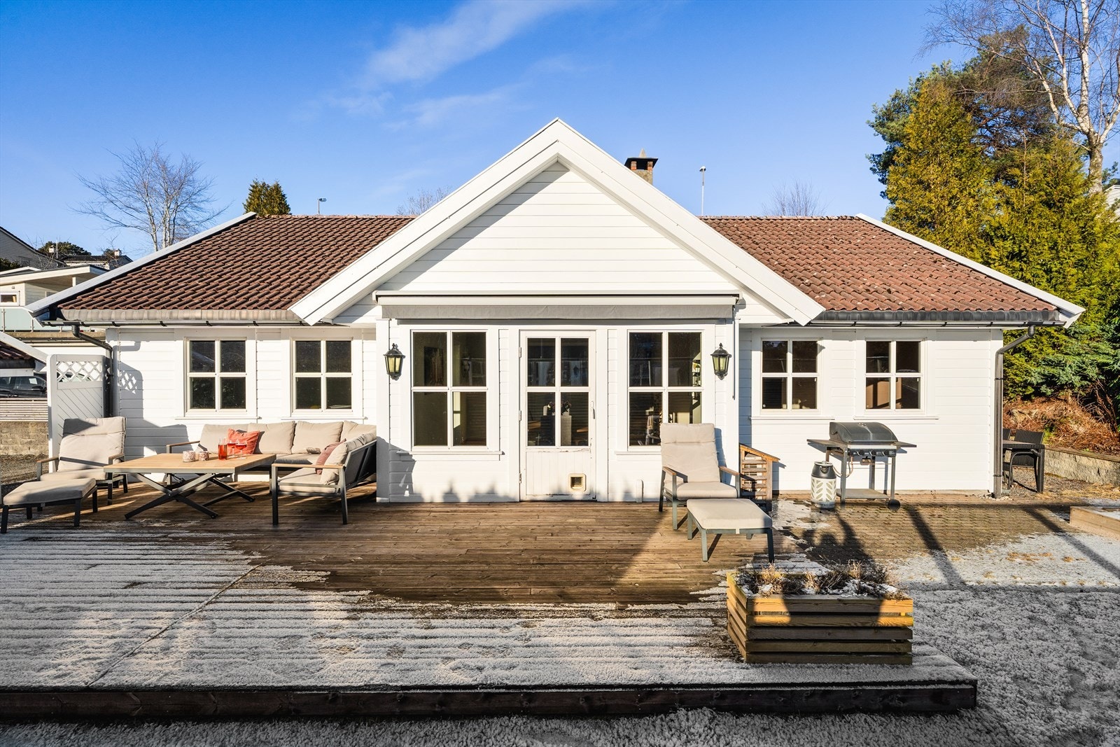 Terrassen er målt til hele 37 kvm og er lagt i 2023. Galleribilde