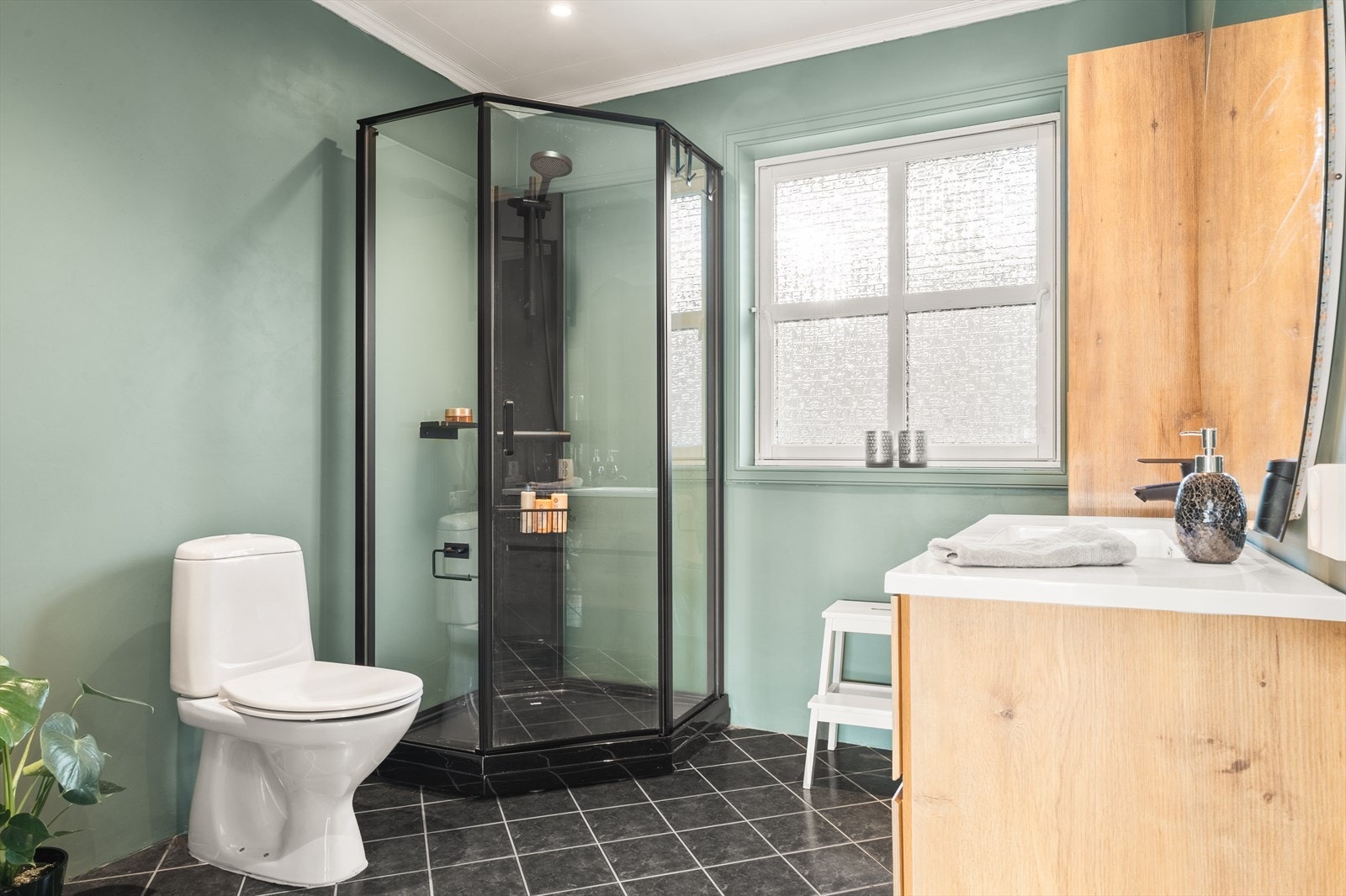 Badet ligger praktisk til i gangen ved soverommene, og ble i 2025 behandlet med Casco wallcraft og malt med våtromsmaling for en oppfriskning. Galleribilde