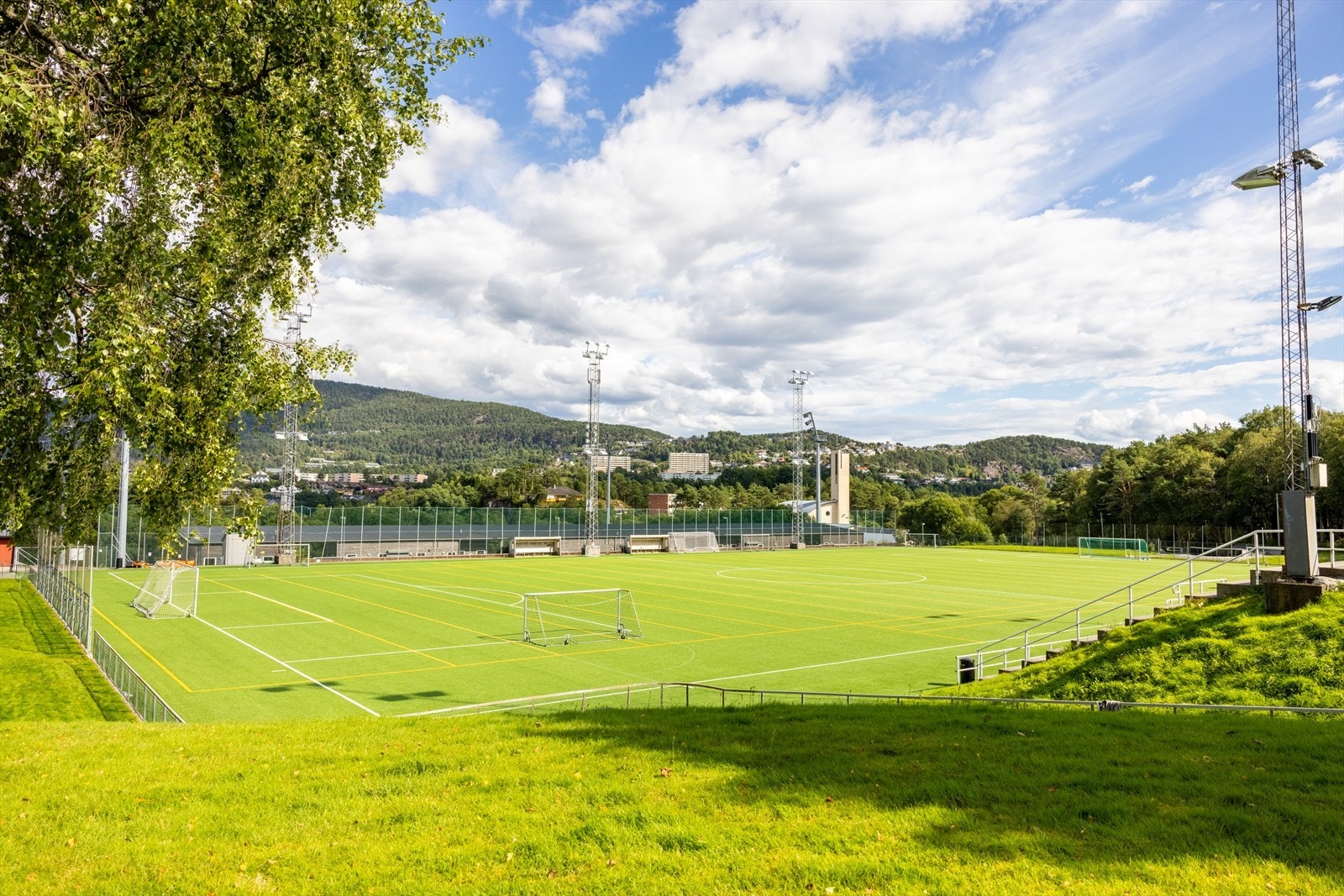 Her har man også flere fotballbaner - ta med barna og spark ball. Galleribilde