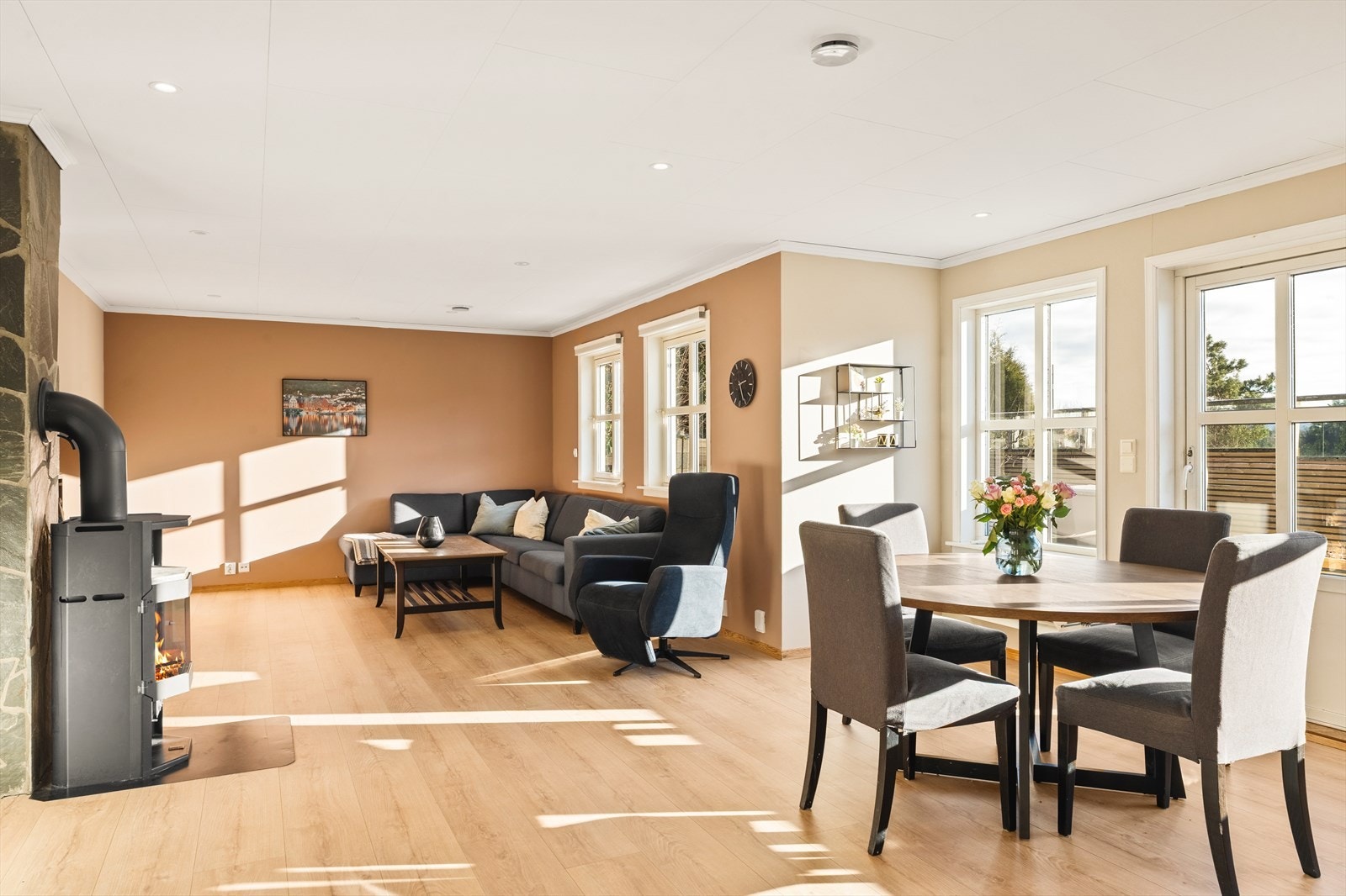 En flott enebolig hvor man har alt på 1 plan med gode solforhold i barnevennlige omgivelser. Betydelige oppgraderinger fra 2023-2025. Galleribilde