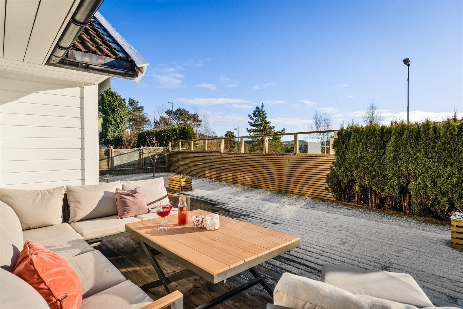 I tillegg til romslig terrasse, har man en nydelig hage rett utenfor. Galleribilde