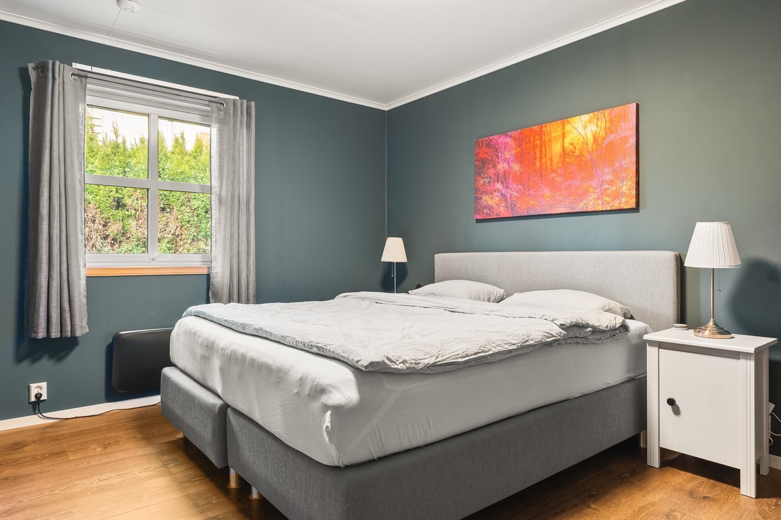 Hovedsoverommet er svært romslig med god plass til dobbeltseng og annet ønskelig møblement. Galleribilde