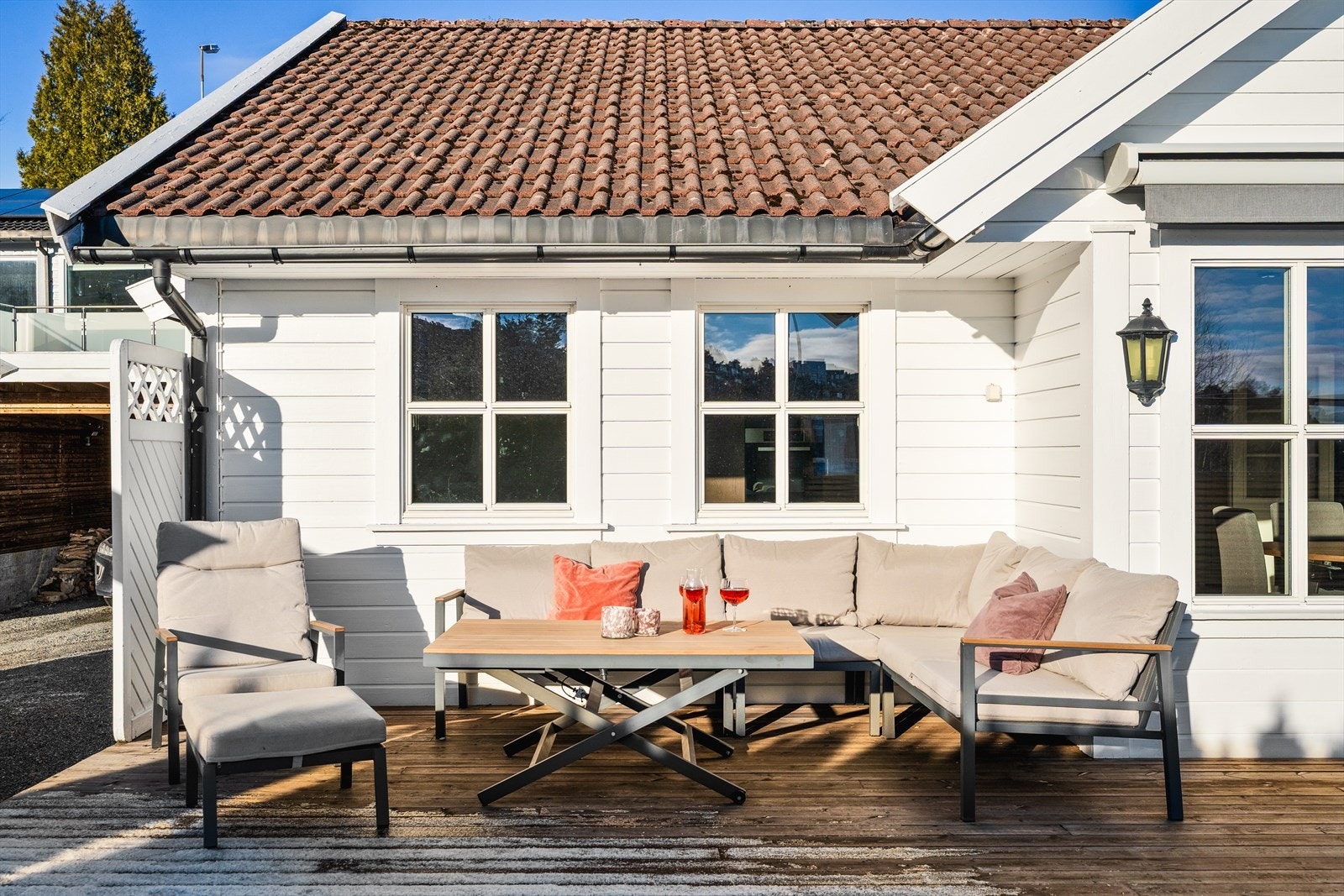 Perfekt for utemøbler, lek og hverdagsliv i grønne omgivelser. Galleribilde