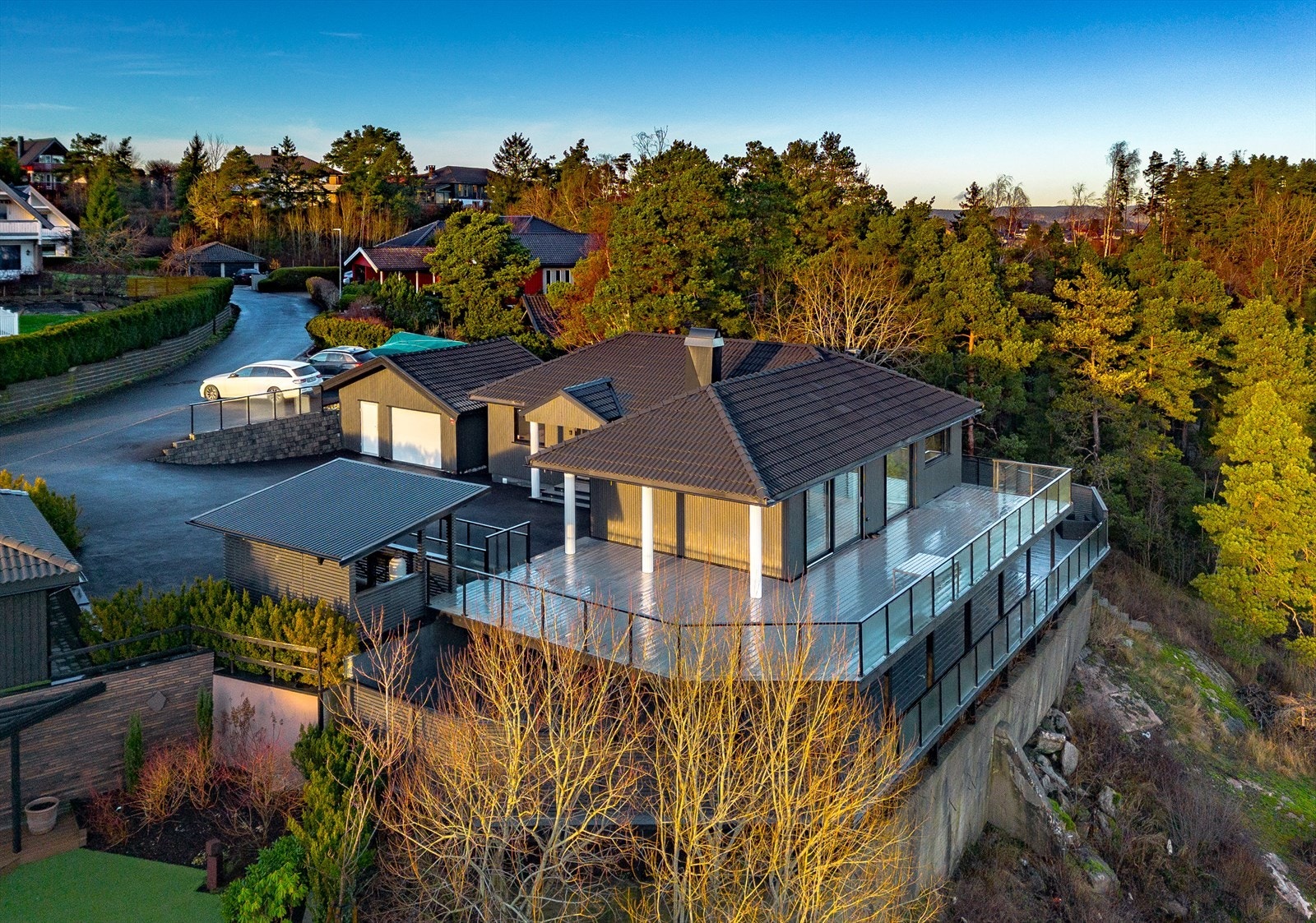 Stor innholdsrik bolig med utsikt Galleribilde