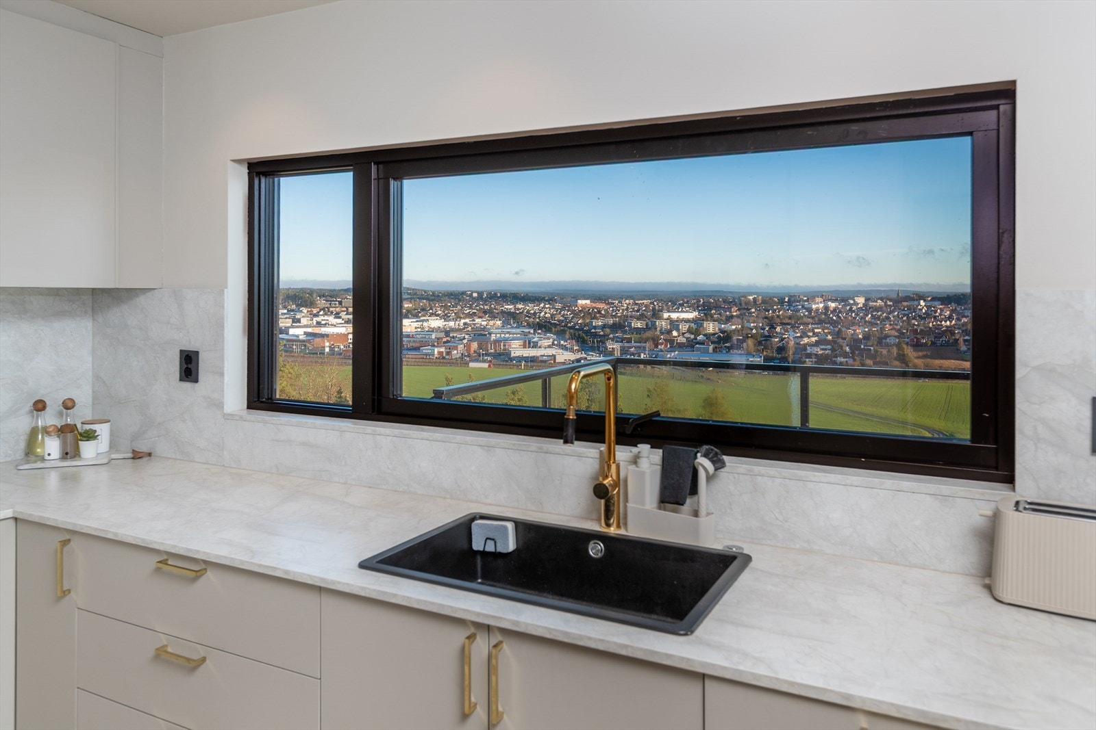 Fin utsikt fra kjøkkenvindu Galleribilde