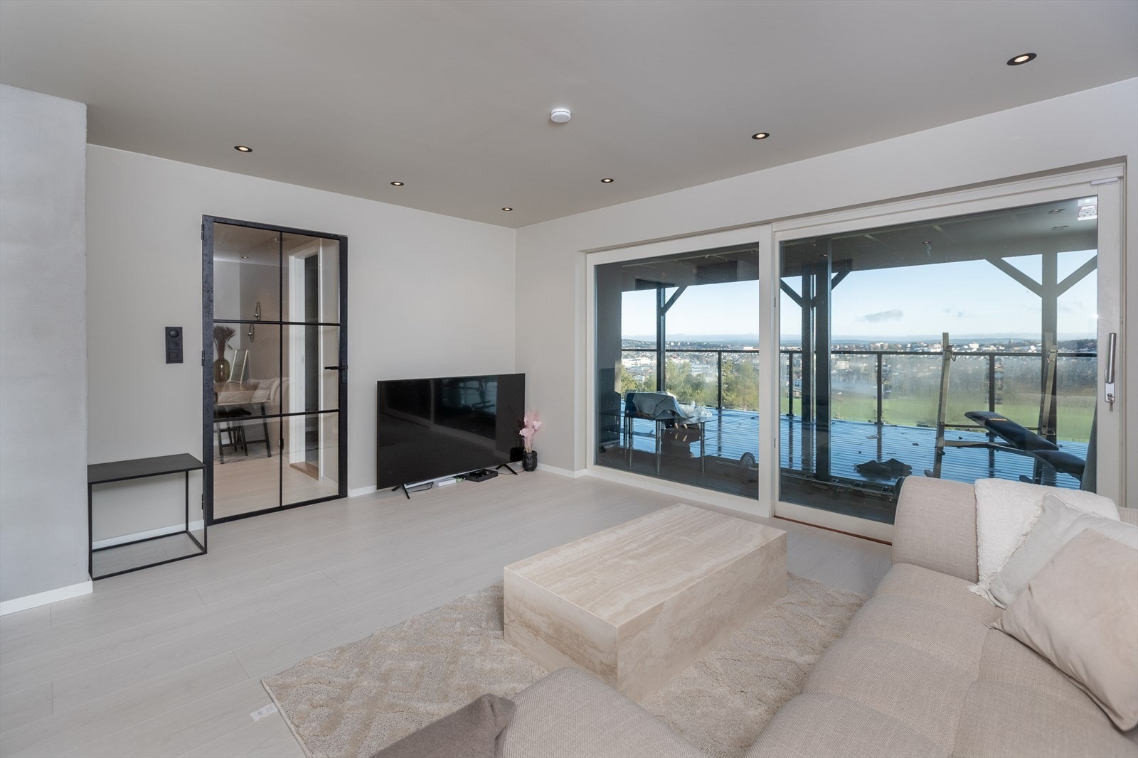 Stue i underetasjen med utgang til veranda Galleribilde