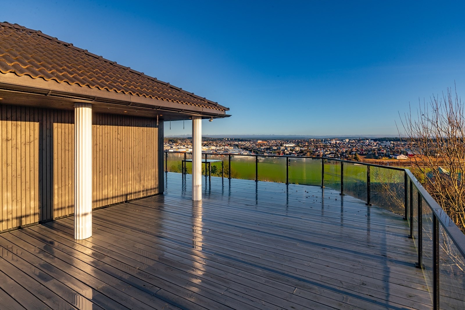 Stor veranda med gode solforhold Galleribilde