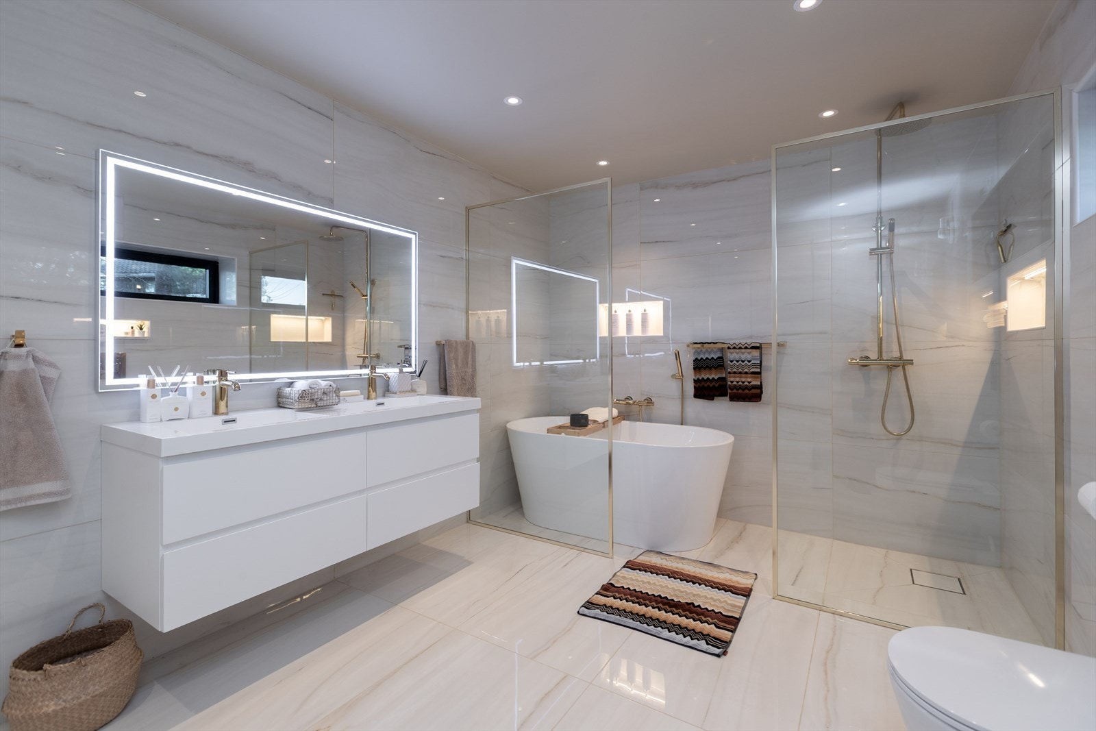 Stort delikat flislagt bad Galleribilde