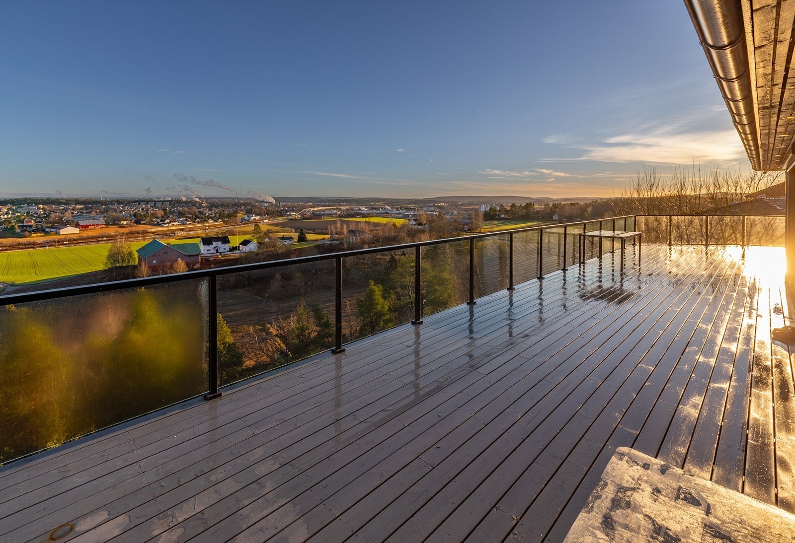 Plass til flere sittegrupper på veranda Galleribilde