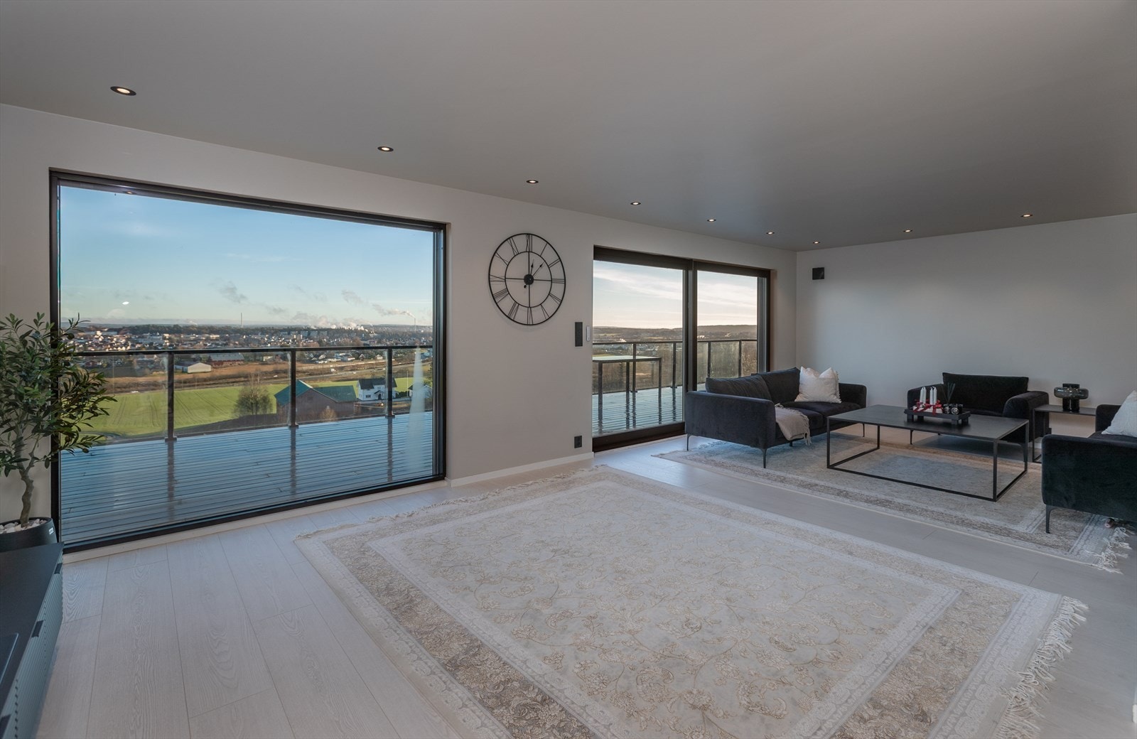 Store vindusflater i stuen Galleribilde