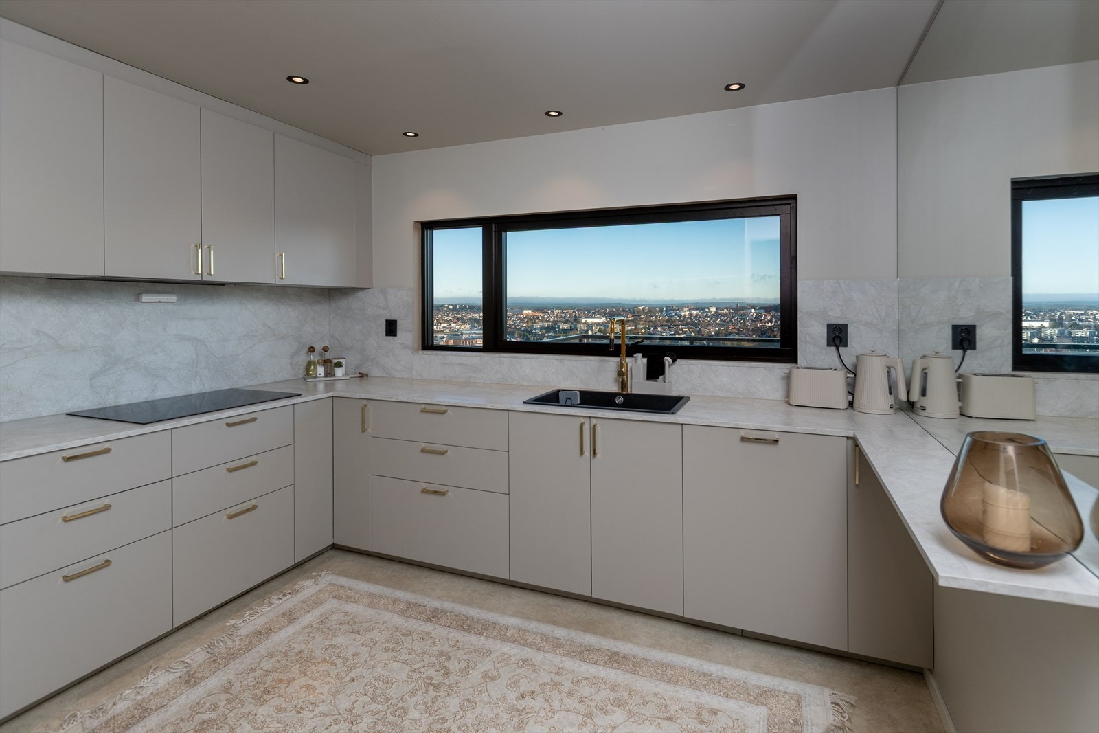 Stort kjøkken med ny kjøkkeninnredning Galleribilde