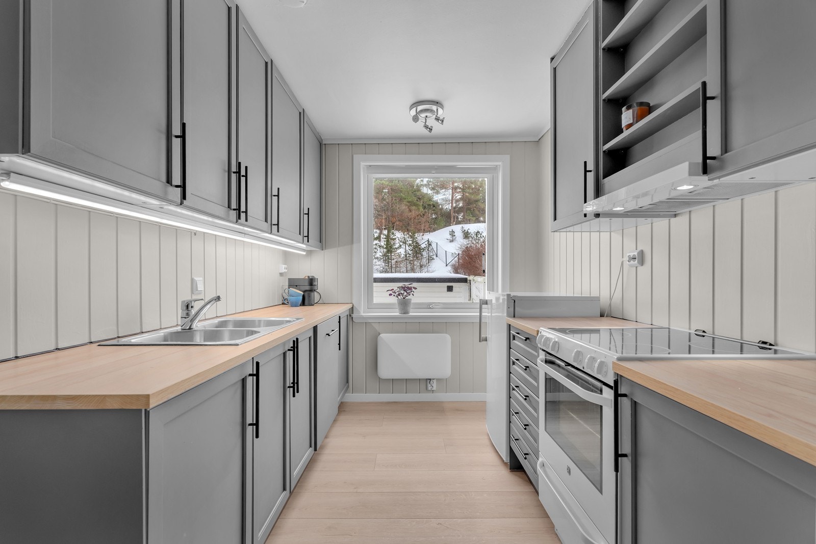 Pent kjøkken med god skap - og benkeplass Galleribilde