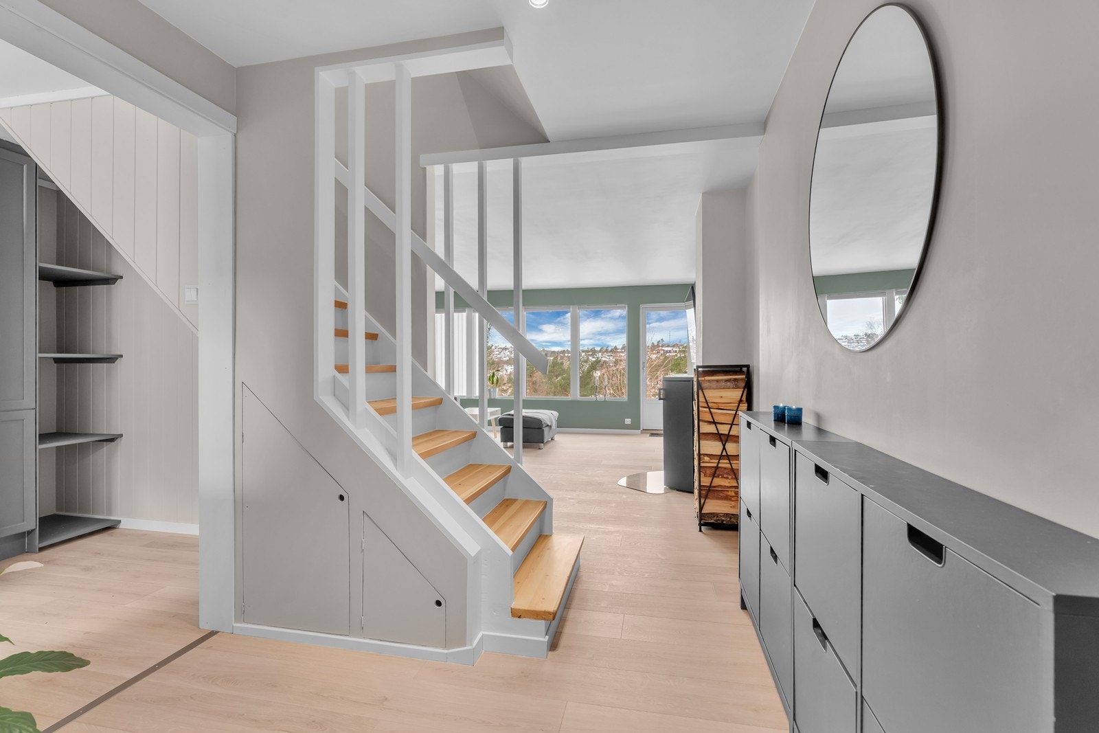 Under trappen er det litt oppbevaringsplass Galleribilde