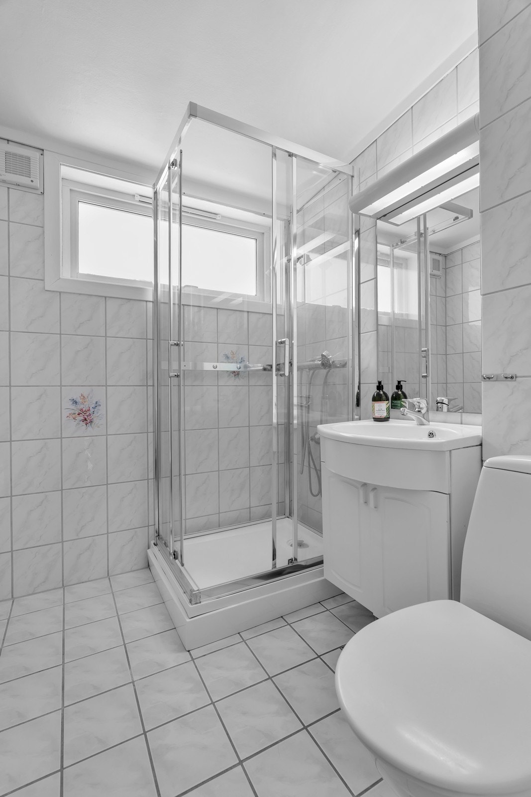 Flislagt bad med dusjkabinett Galleribilde