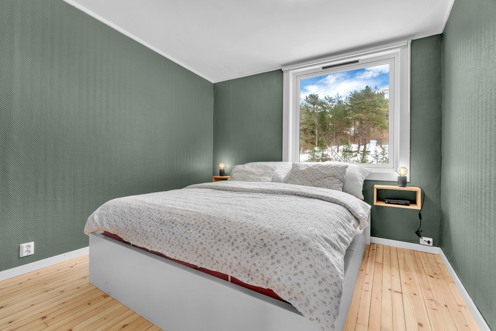 Soverom 1 med slipte gulv og malte vegger Galleribilde