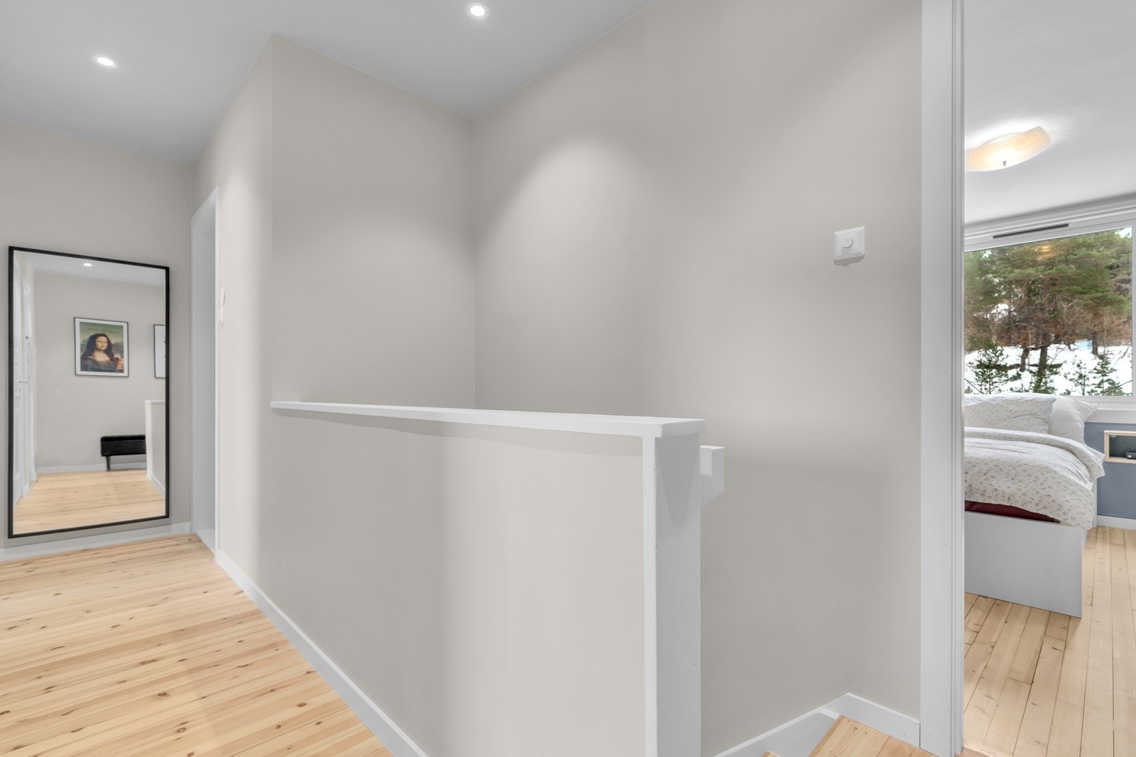 Gang med spotter i taket. Helsparklede og malte overflater samt slipte tregulv Galleribilde