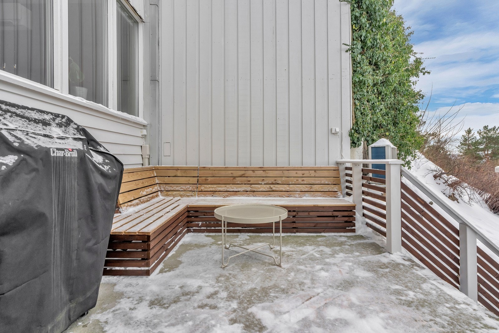 Fra stuen er det utgang til solrik platting ettermiddag - og kveldssol Galleribilde