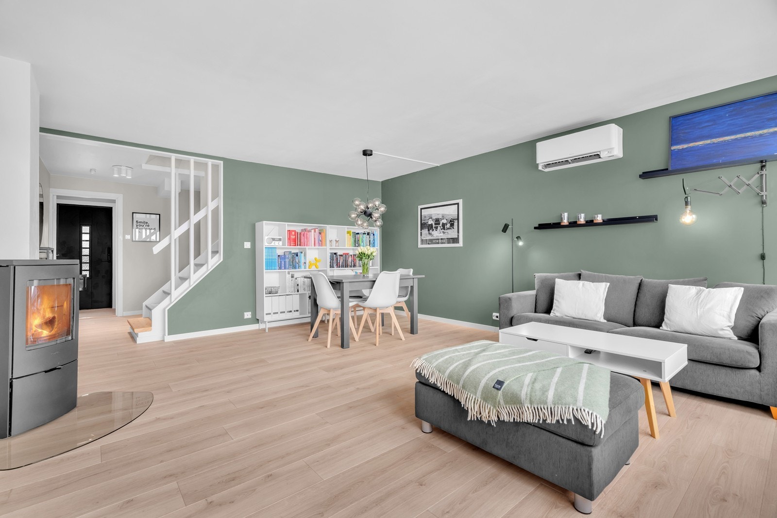 Det er god plass til sofagruppe og spisebord Galleribilde