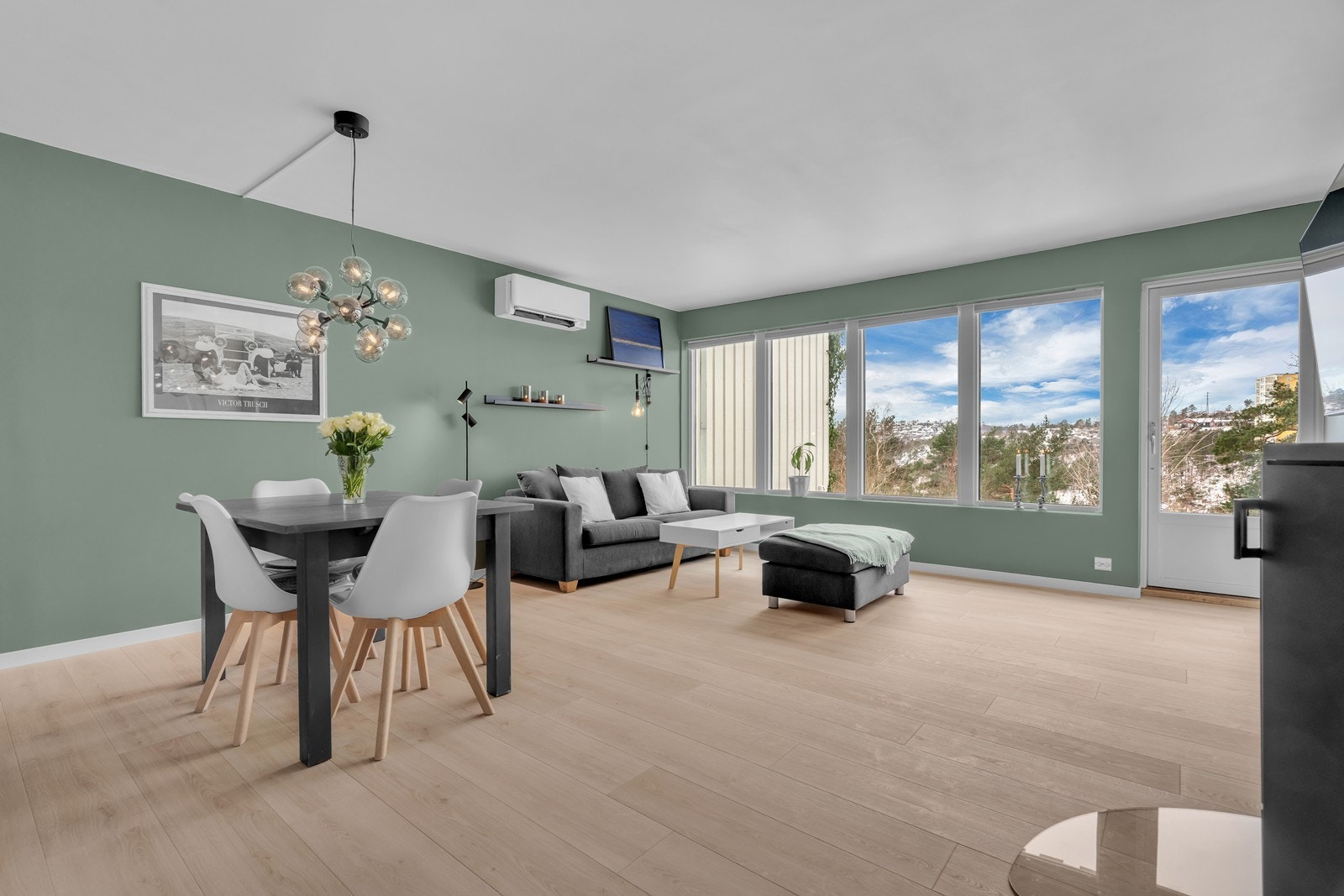 Lys og innbydende stue med store vindusflater Galleribilde