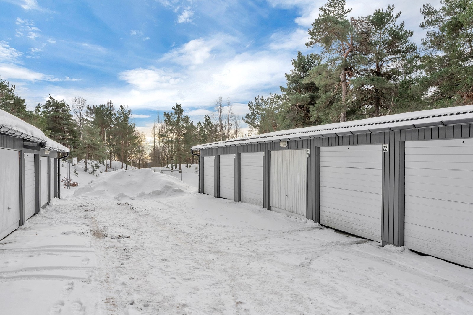 Det medfølger en garasje i rekke Galleribilde