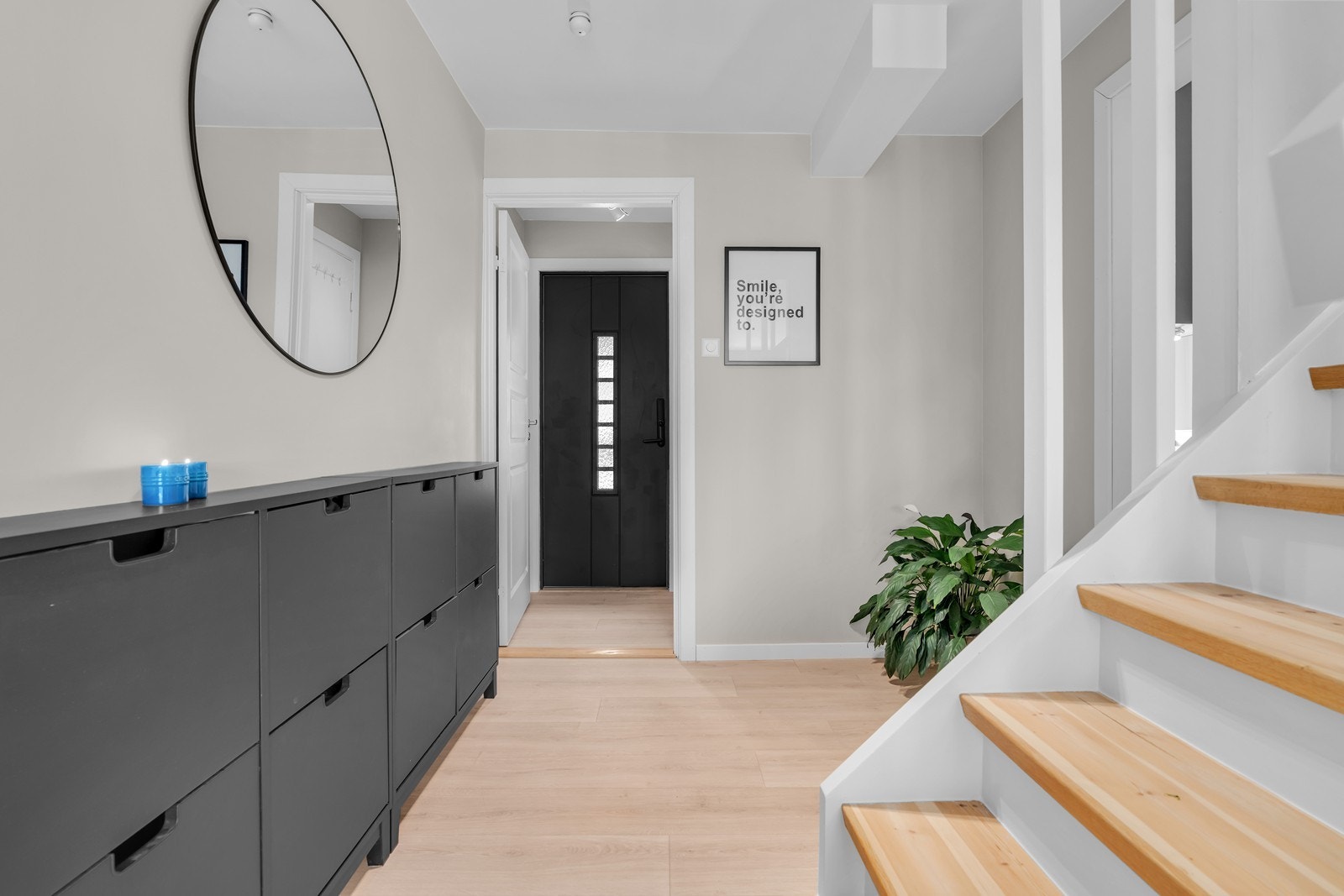 Lys gang med plass til oppbevaringsmøblement Galleribilde