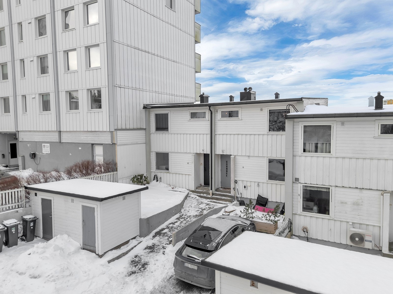 På forsiden av huset er det utebod og hage m/plen med morgensol Galleribilde