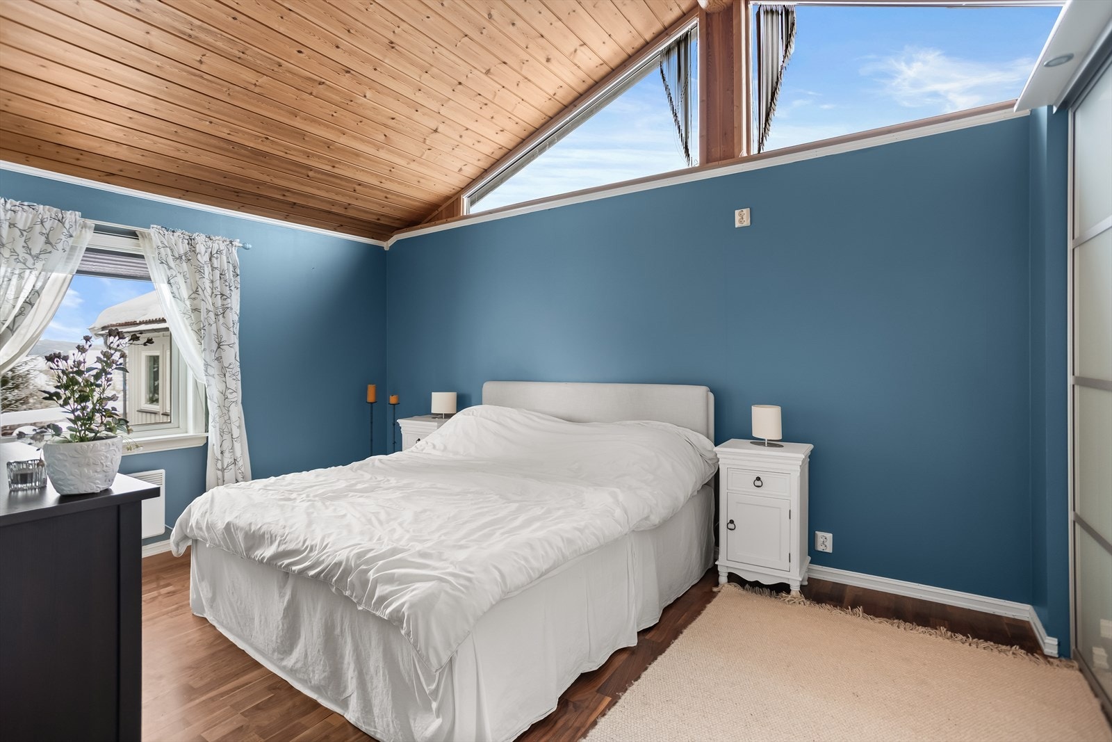 Rommet har god plass til dobbeltseng og tilhørende møblement. Galleribilde