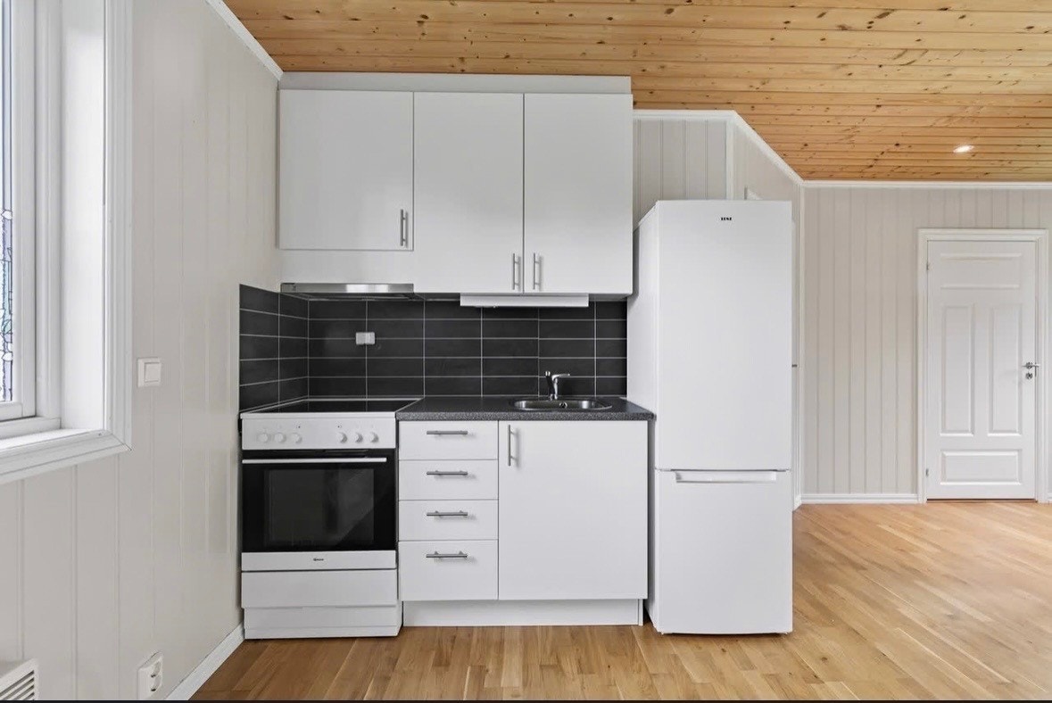 Kjøkkeninnredningen har glatte fronter og laminert benkeplate. Galleribilde