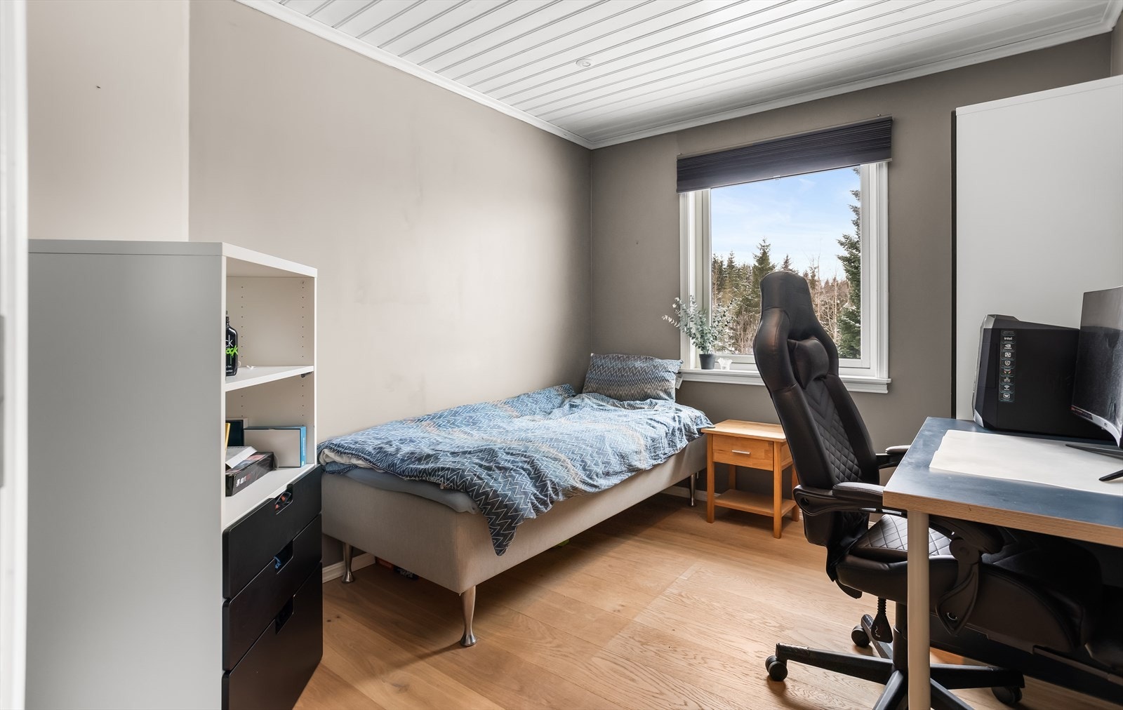 Også her er det parkett på gulv og panelplater på veggene. Galleribilde