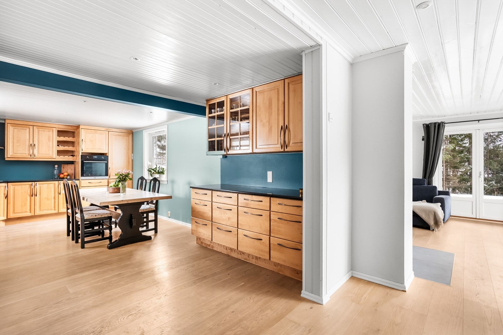 Kjøkkenet har en delvis åpen løsning mot stuen, noe som skaper en sosial sone. Galleribilde