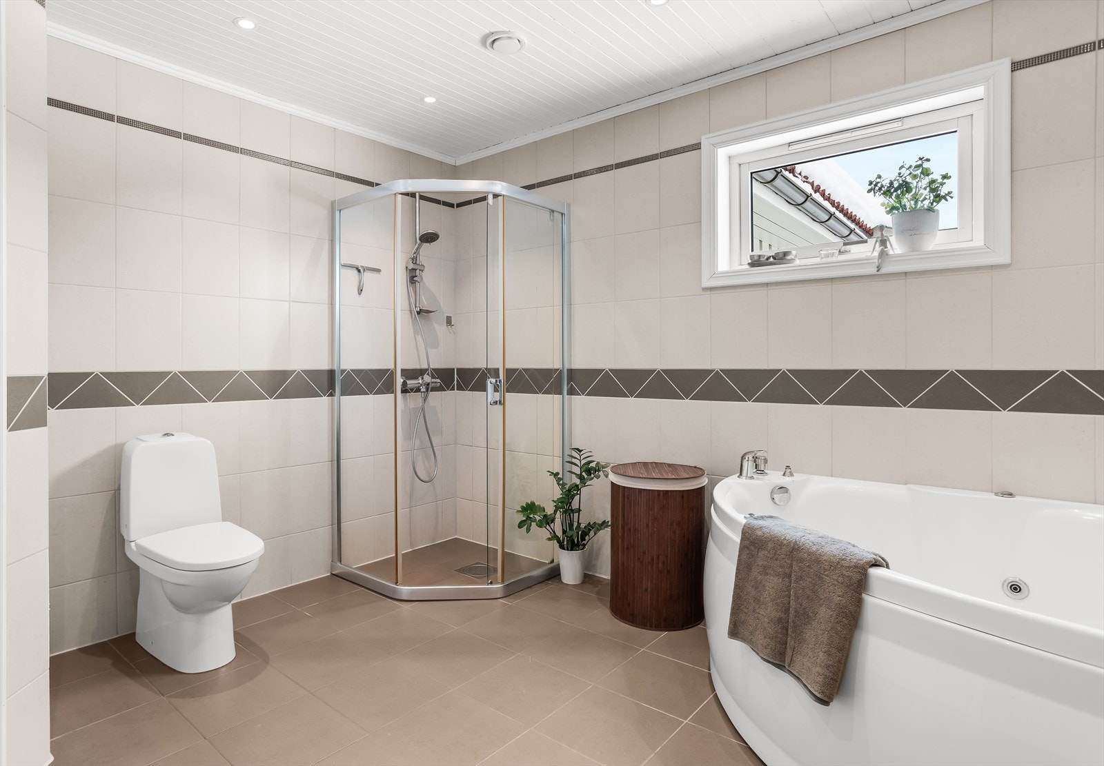 I tillegg til badekar har badet et praktisk dusjhjørne. Det er varmekabler i gulvet. Galleribilde