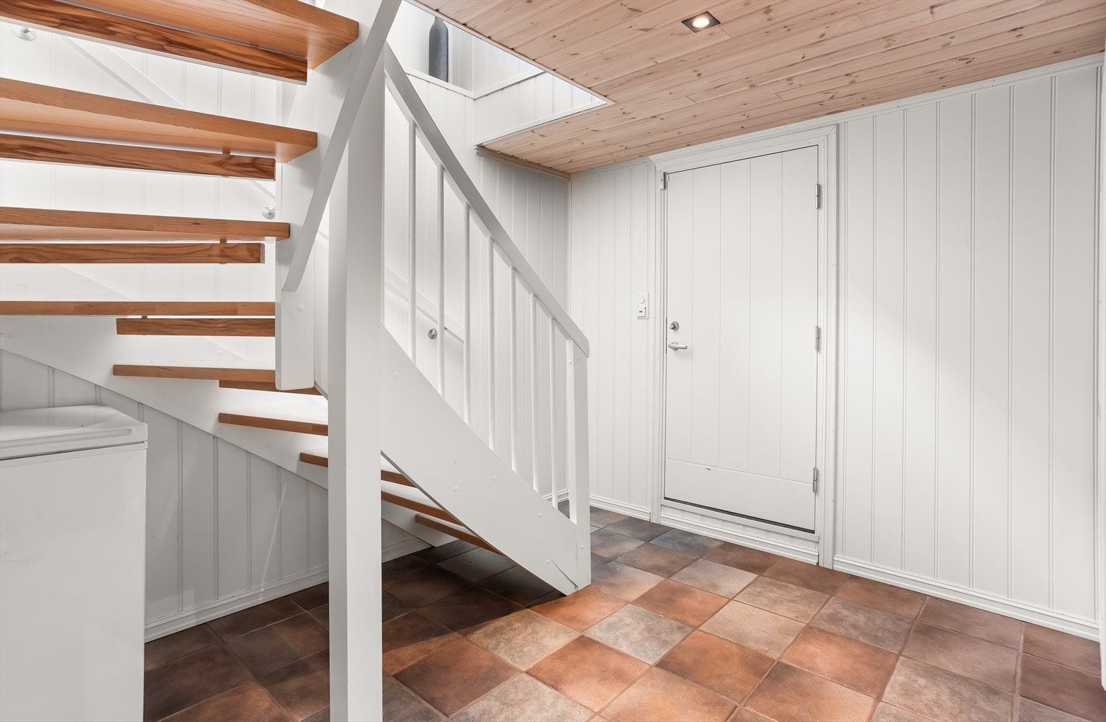 Trapperommet i kjelleren har flislagt gulv. Galleribilde