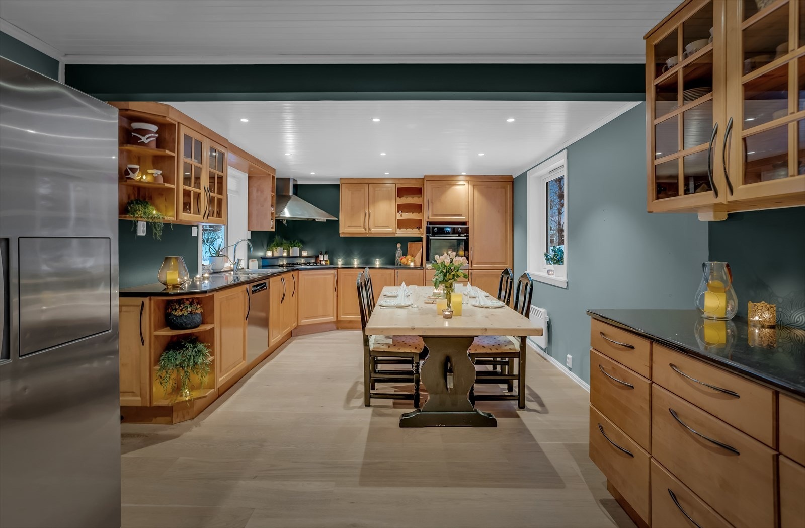 Kjøkkenet er et naturlig samlingspunkt, også på kveldstid. Galleribilde