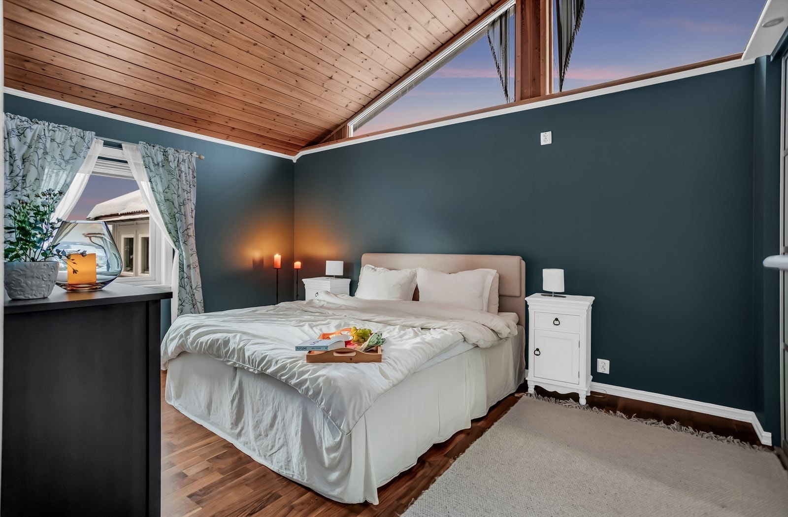 Panel i himling og parkett på gulv gir en lun atmosfære. Galleribilde