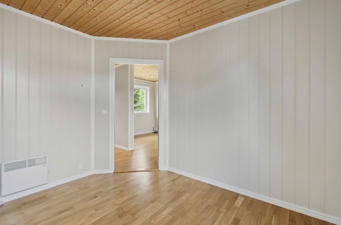 Fra stuen er det inngang til leilighetens soverom. Galleribilde