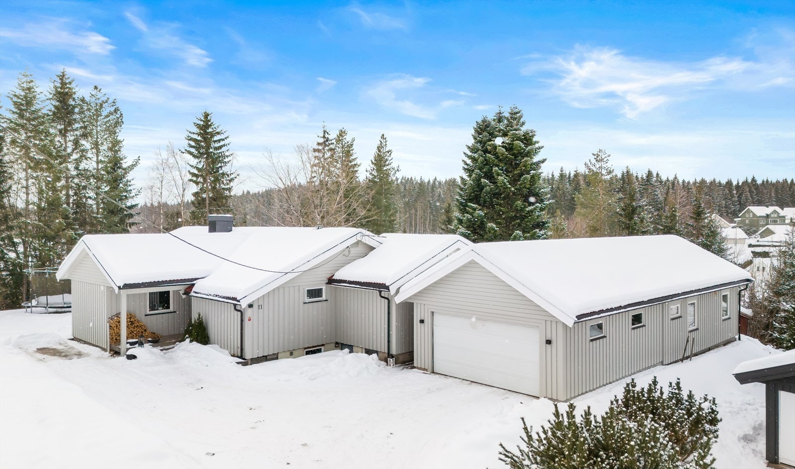 En innholdsrik eiendom med enebolig, separat leilighet og dobbelgarasje. Galleribilde