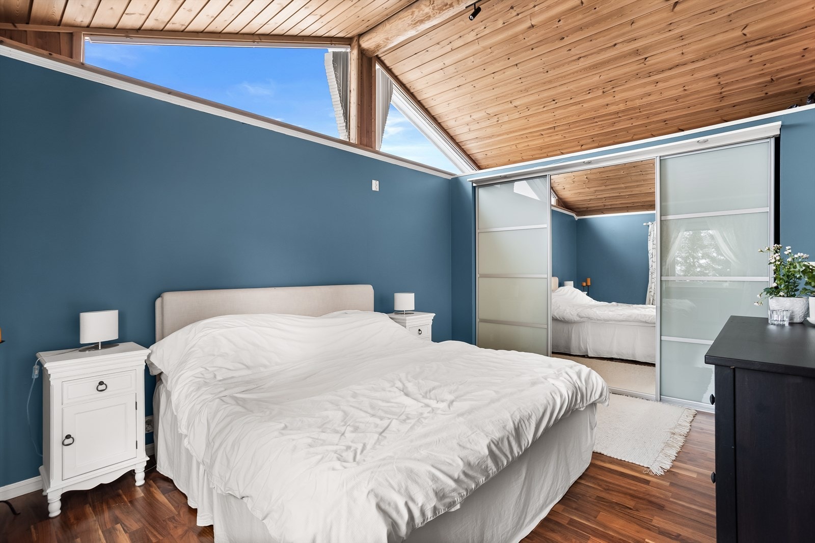 En stor skyvedørsgarderobe gir rikelig med oppbevaringsplass. Galleribilde