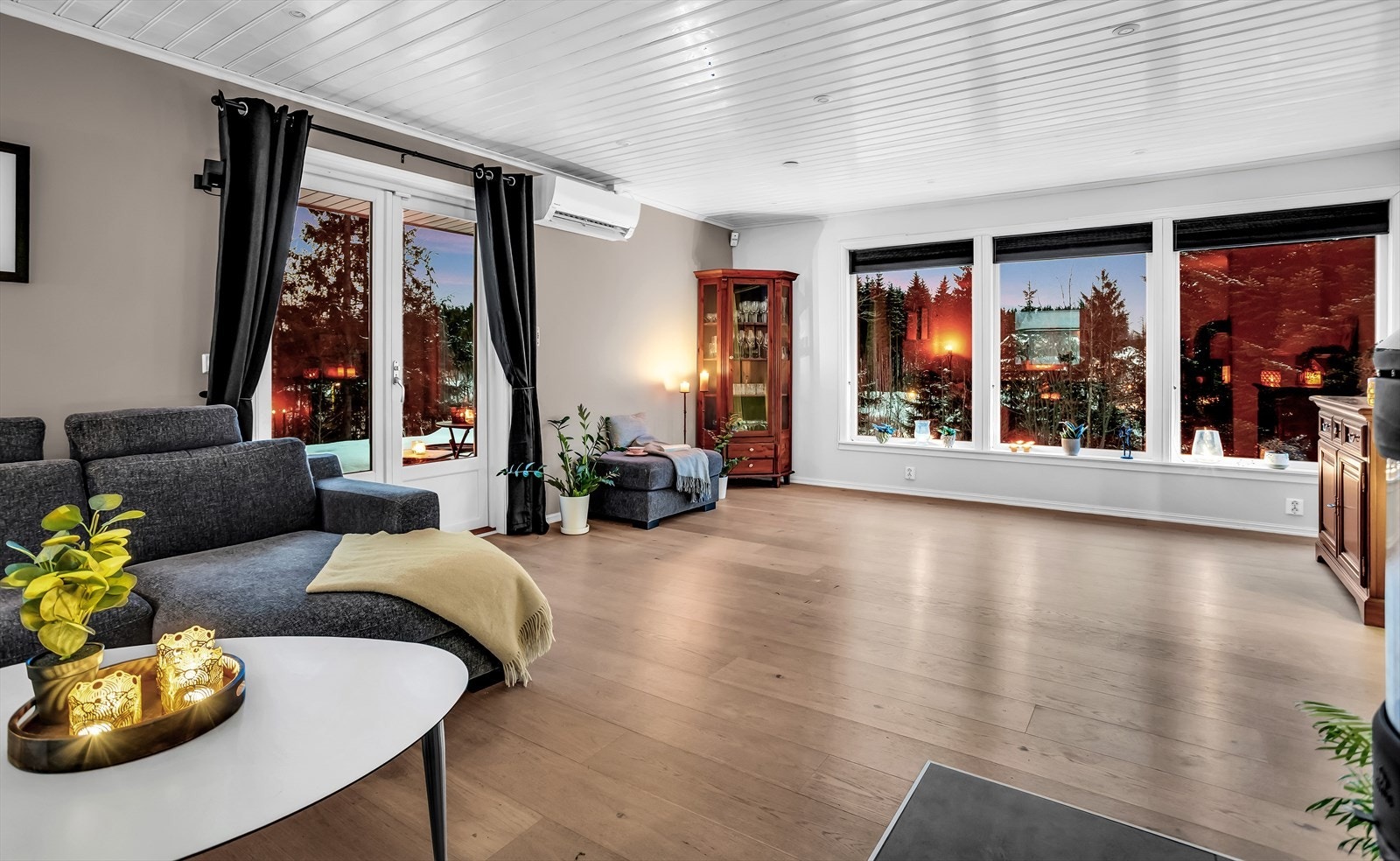 Fra stuen er det direkte utgang til en stor, sørvendt terrasse på 25,5 m². Galleribilde