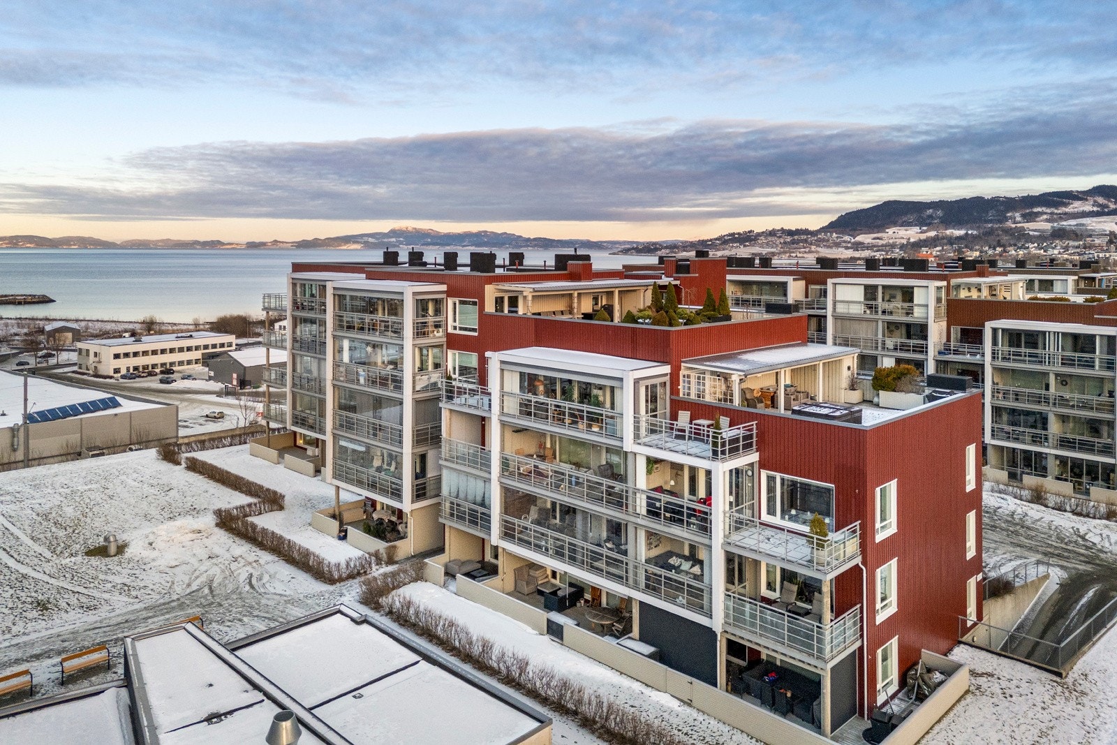Leiligheten er beliggende i et svært attraktivt, barnevennlig og boligfelt på Grilstad. Eiendommen ligger fint til i feltet med store grøntarealet omkranset eiendommen. Galleribilde
